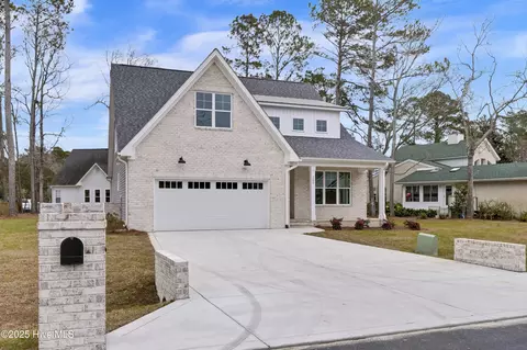 202 Port Side Dr, Sneads Ferry, NC 28460