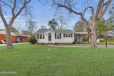 1607 New Bern St, Newport, NC 28570