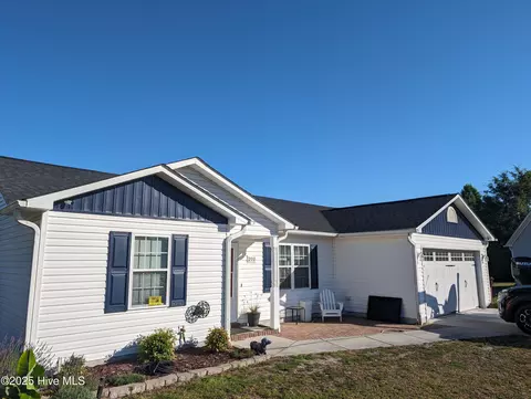 200 Michel Ct, Hubert, NC 28539