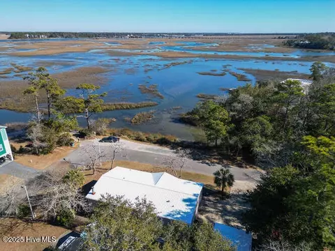 7705 E Yacht Dr, Oak Island, NC 28465