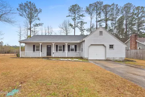 2002 Hunters Ridge Dr, Midway Park, NC 28544