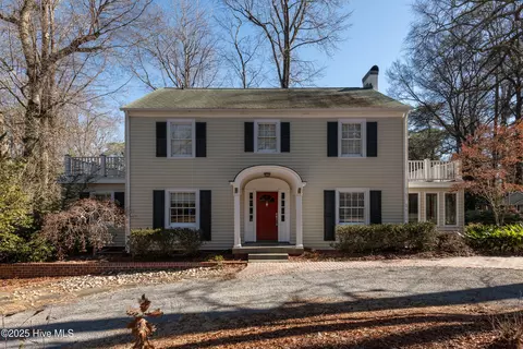 203 Pineview Dr, Greenville, NC 27834
