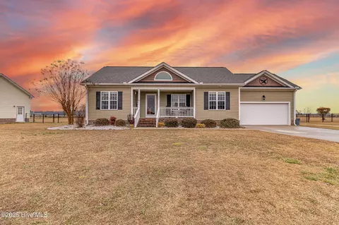 201 Labrador Ct, La Grange, NC 28551