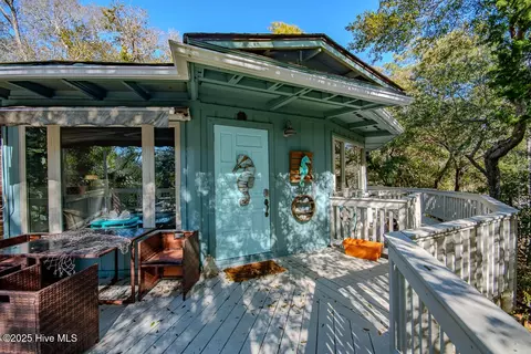 114 White Ash Dr, Pine Knoll Shores, NC 28512