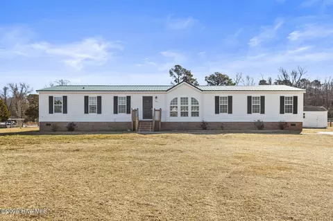 101 Magnolia Dr, Stella, NC 28582