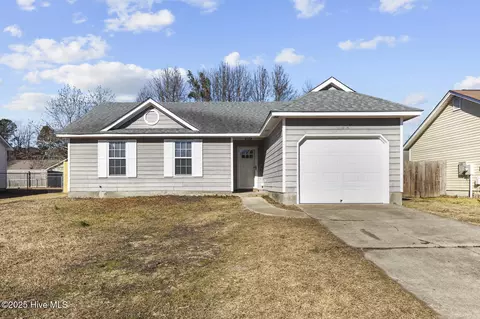 484 Hunting Green Dr, Jacksonville, NC 28546