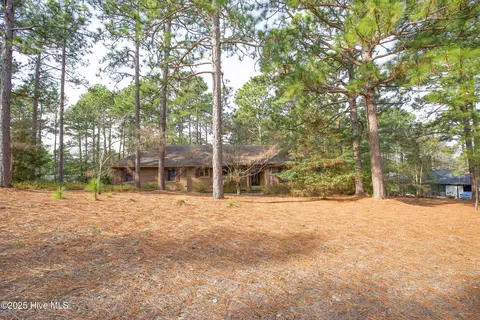 230 Clearfield Ln, Southern Pines, NC 28387