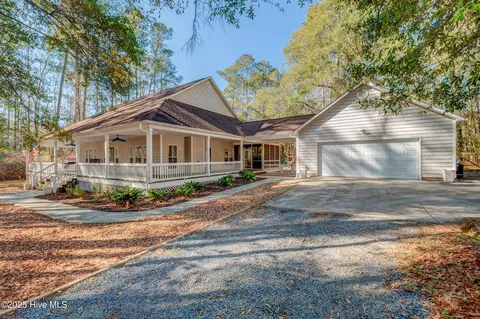 40 Broadwater Ln, Burgaw, NC 28425