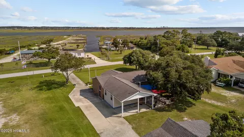 428 Bayview Dr, Harkers Island, NC 28531