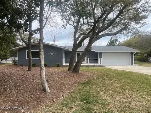 110 Cedar Rd, Pine Knoll Shores, NC 28512