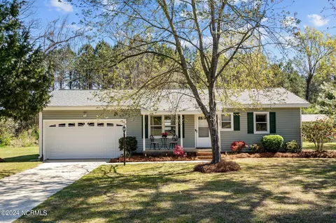 707 Pecan Ln, Lake Waccamaw, NC 28450