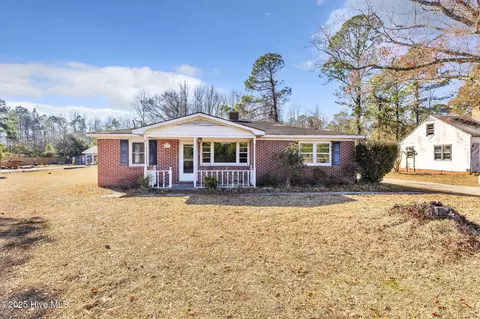 611 N Wright St, Burgaw, NC 28425