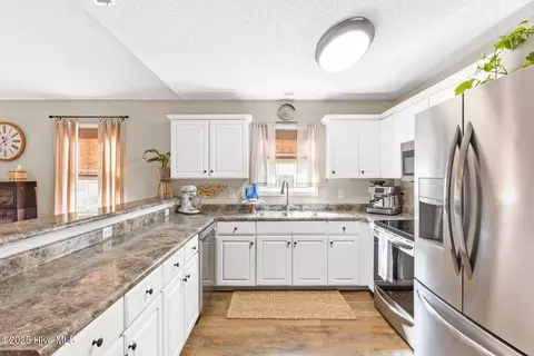 125 Red Bird Ln, Hampstead, NC 28443 photo 7