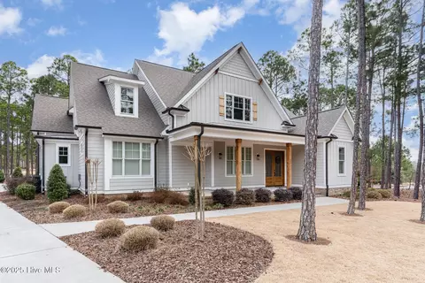 11 E Magnolia Ct, Southern Pines, NC 28387