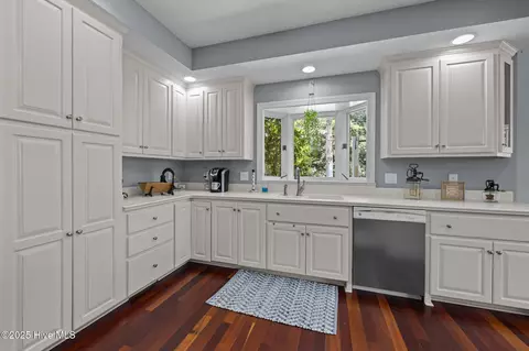 Kitchen - 121 Coots Trl, Hampstead, NC 28443 photo 5 of 6