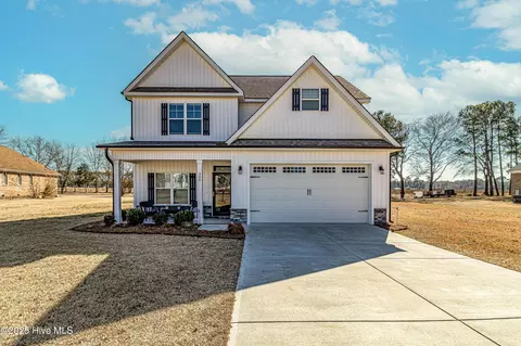 306 Pointe Dr, La Grange, NC 28551