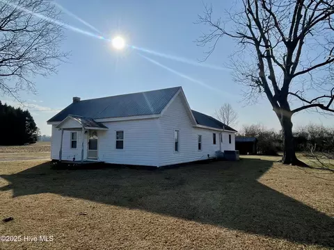 1095 Harrell St, Williamston, NC 27892