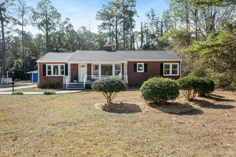 427 S Walker St, Burgaw, NC 28425