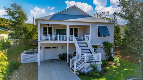 109 Arborvitae Dr, Pine Knoll Shores, NC 28512