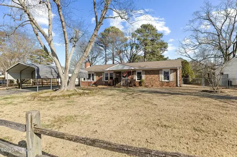 1208 Castle Dr, Jacksonville, NC 28546