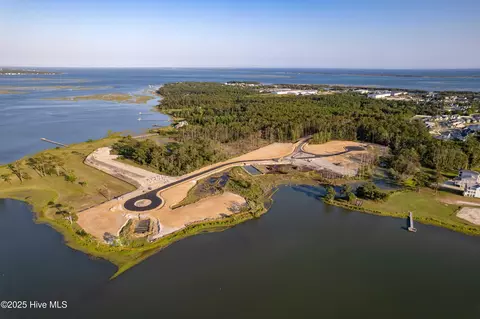 527 Swan Ct, Beaufort, NC 28516