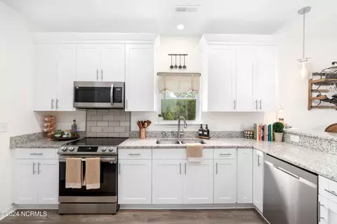 Kitchen - 135 Otter Loop, Barco, NC 27917 photo 2 of 4
