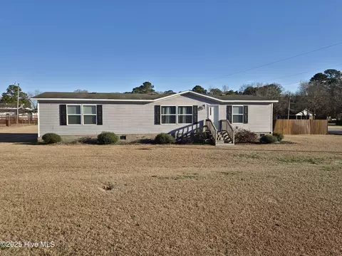 24 Wall St, Snow Hill, NC 28580
