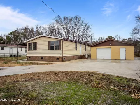 126 Harbord Dr, Midway Park, NC 28544