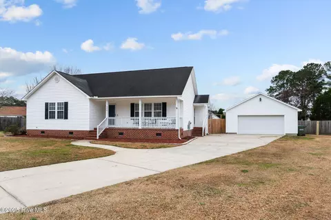 606 Cedar Ln, Washington, NC 27889