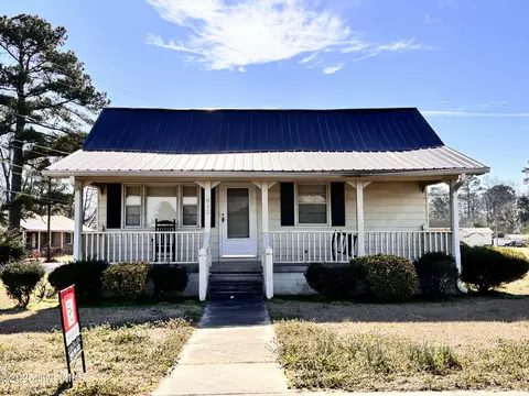 912 College St, Clinton, NC 28328