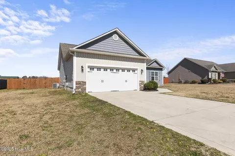 204 Classy Ct, Richlands, NC 28574