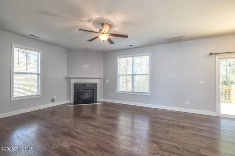 Living - 116 Bunchberry Ct, Hampstead, NC 28443 photo 2 of 3