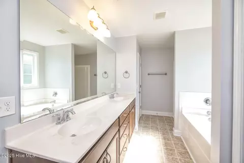 Bath - 116 Bunchberry Ct, Hampstead, NC 28443 photo 2 of 4