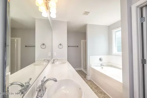 Bath - 116 Bunchberry Ct, Hampstead, NC 28443 photo 3 of 4