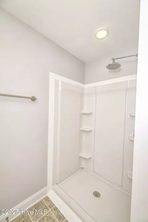 Bath - 116 Bunchberry Ct, Hampstead, NC 28443 photo 4 of 4