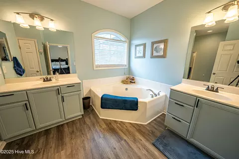 Bath - 105 E Stockton Pl, Hampstead, NC 28443 photo 2 of 3
