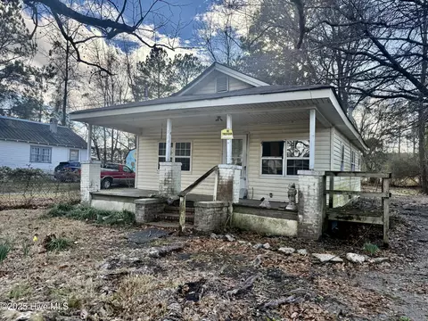 505 S Smith St, Burgaw, NC 28425