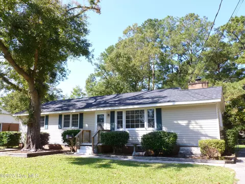5 Bosco Dr, Jacksonville, NC 28540
