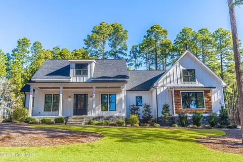 220 Plantation Dr, Southern Pines, NC 28387