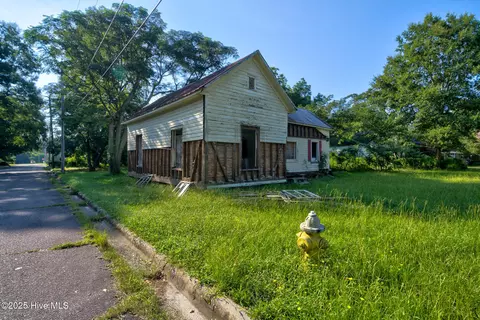 332 N Gill St, Laurinburg, NC 28352