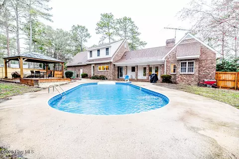 Exterior - 445 SE Lake Forest Dr, Pinehurst, NC 28374 photo 3 of 5