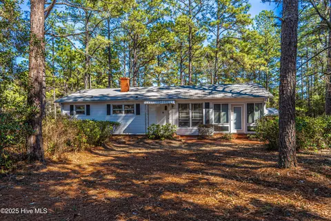 1395 Central Dr, Southern Pines, NC 28387