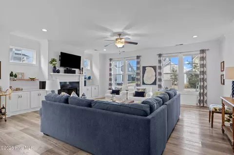 Living - 432 Skimmer Cv, Beaufort, NC 28516 photo 2 of 3