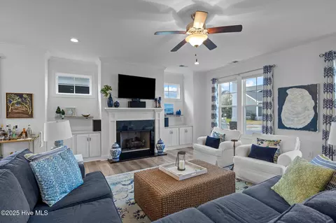 Living - 432 Skimmer Cv, Beaufort, NC 28516 photo 1 of 3