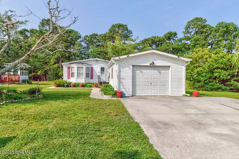 614 Galley Ct, Hampstead, NC 28443