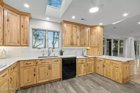 136 Oakleaf Dr, Pine Knoll Shores, NC 28512 photo 8