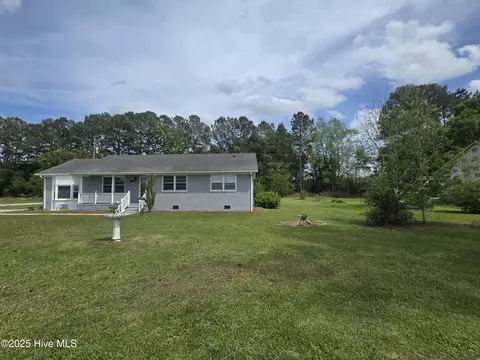 302 Giles Marshburn Rd, Burgaw, NC 28425
