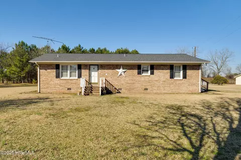 611 Blind Bridge Rd, Magnolia, NC 28453