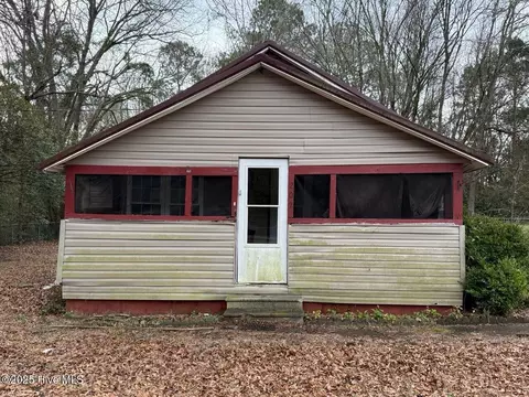 202 N Caledonia Rd, Laurinburg, NC 28352