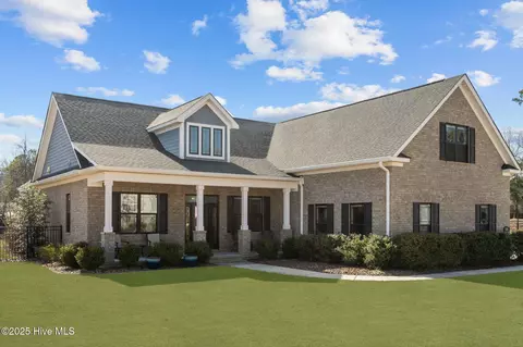 692 Crown Pointe Dr, Hampstead, NC 28443